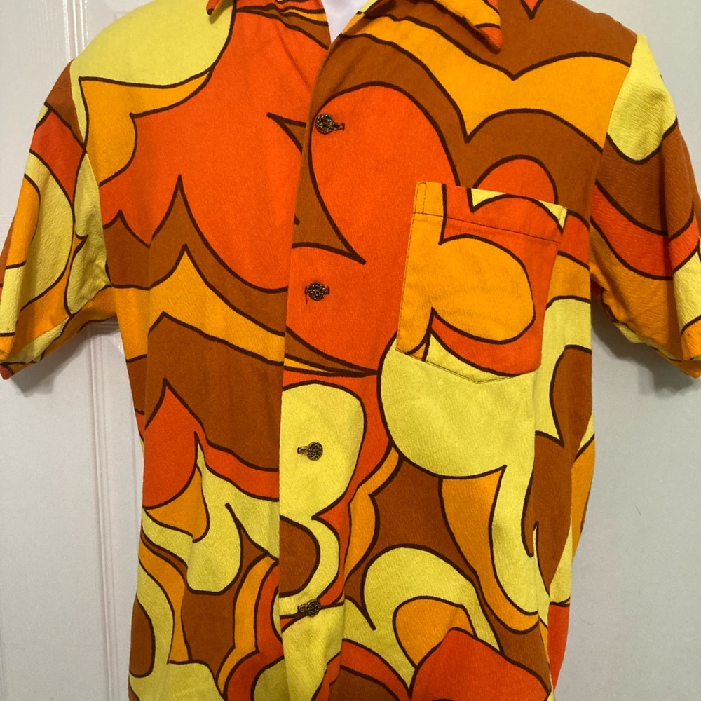 Vintage Hawaii from the 70s .. near mint .. buttons are bitchin